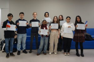 Neun Schülerinnen und Schüler mit ihren DELF-Diplomen