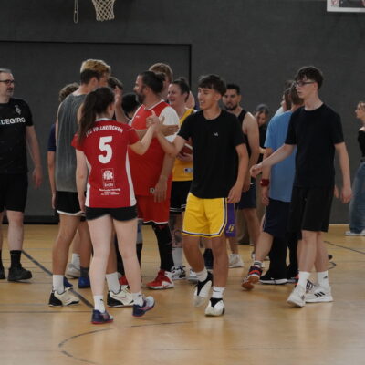 Spieler und Spielerinnen begrüßen sich