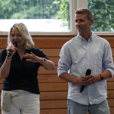 Die Schulleitung begrüßt die Bersucherinnen und Besucher und eröffnet das Sommerfest