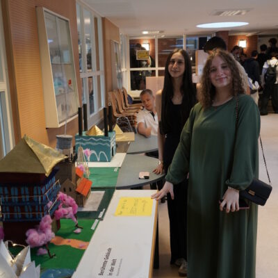 Die Klasse 8a stellt ihre Modelle der 