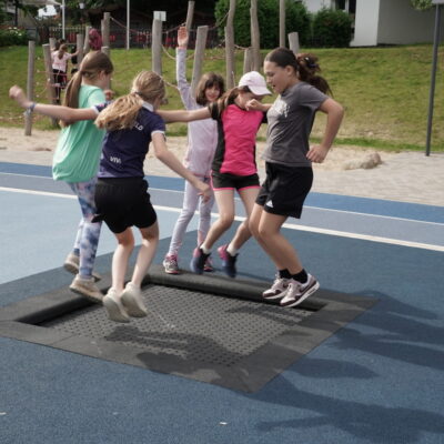 Auf dem Sportfest: Schülerinnen beim gemeinsamen Springen