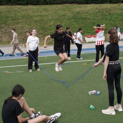 Auf dem Sportfest: Schülerinnen beim Seilspringen