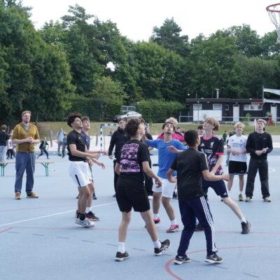 Auf dem Sportfest: Schüler beim Basketballspiel