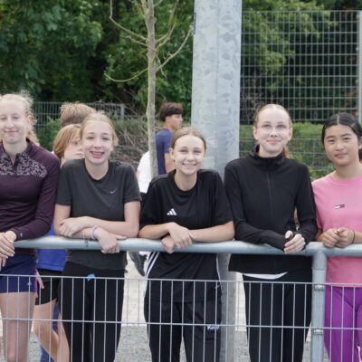 Auf dem Sportfest: Schülerinnen machen Pause