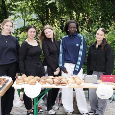 Auf dem Sportfest: Oberstufenschülerinnen bieten ein Frühstück an