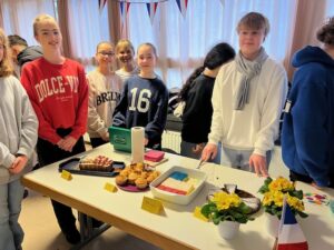 Schülerinnen und Schüler bieten am Journée franco-allemande französisch-deutsche Spezialitäten in der Pausenhalle an.