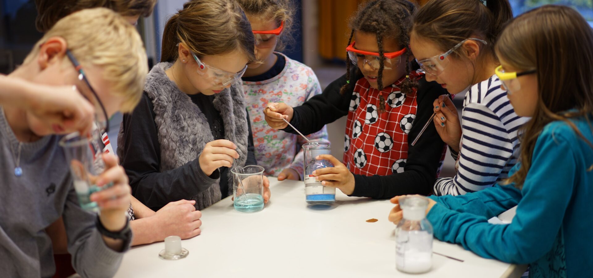 Kinder experimentieren beim Mint-Tag