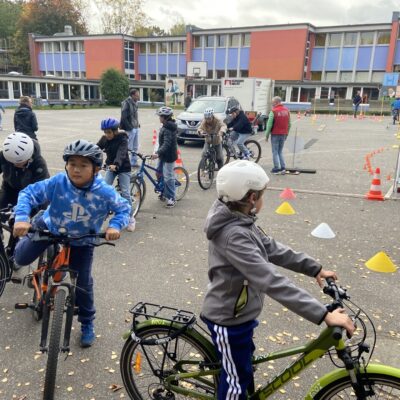 Schüler auf dem Fahrrad während des Fahrrad-Parcours