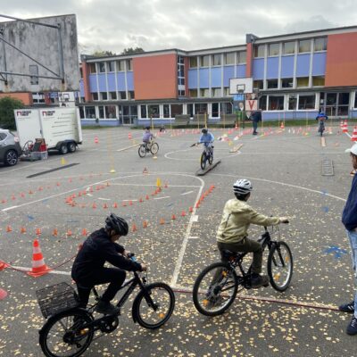 Schüler während des Fahrrad-Parcours auf dem Schulhof