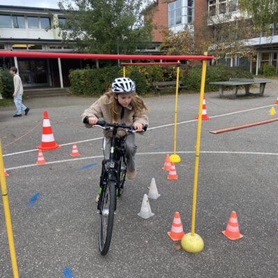 Schüler während des Fahrrad-Parcours auf dem Schulhof
