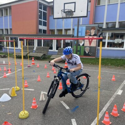Schüler während des Fahrrad-Parcours auf dem Schulhof