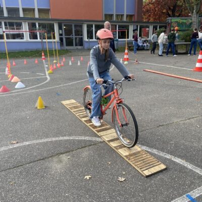 Schüler während des Fahrrad-Parcours auf dem Schulhof