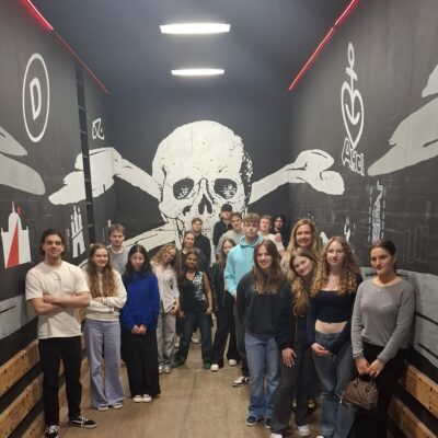 In den Lastenaufzug hinter der Bühne im Schauspielhaus passt schon mal ein ganzer Oberstufen-Theaterkurs hinein