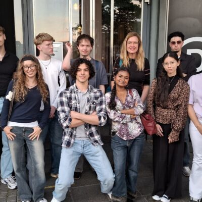 Nach dem KI-Stück A Perfect Sky vor dem Schauspielhaus