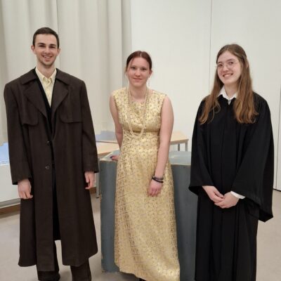 Sarah, Anna und Tim (alle S4) in ihren professionellen Kostümen aus dem Schauspielhaus-Kostümfundus