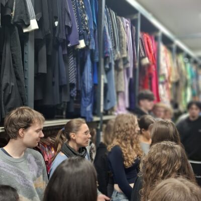 Tausende Kostüme aus vielen Jahrhunderten warten im Kostümfundus auf ihren Einsatz; viele werden auch maßangefertigt