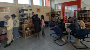 Schülerinnen und Schüler in der neuen Bibliothek