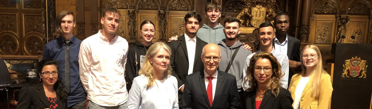 Eine Abordnung vom AvH bei einer Auszeichnungsveranstaltung im Hamburger Rathaus mit Bürgermeister Tschentscher