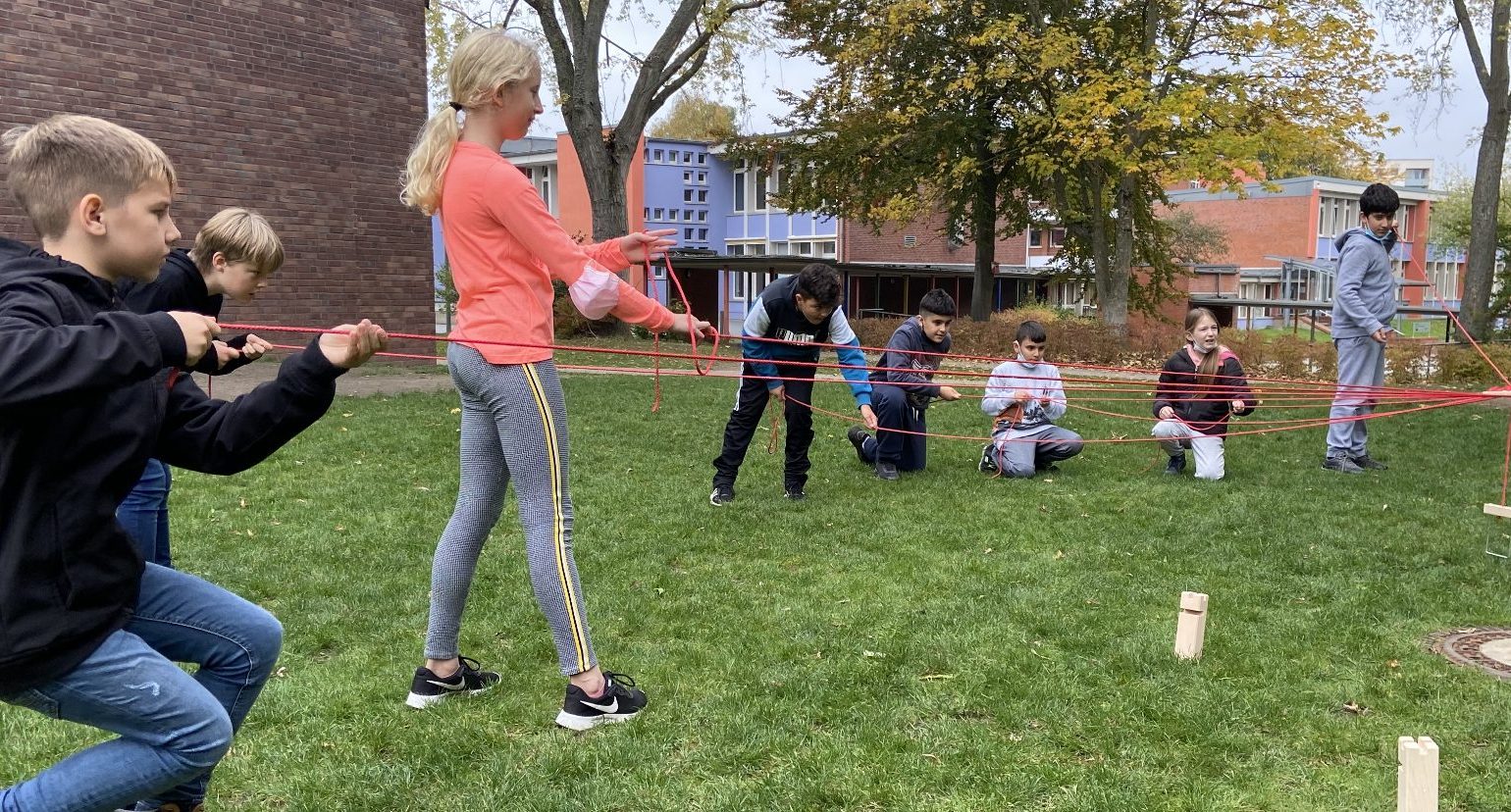 Eine Schülergruppe beim kooperativen Spiel