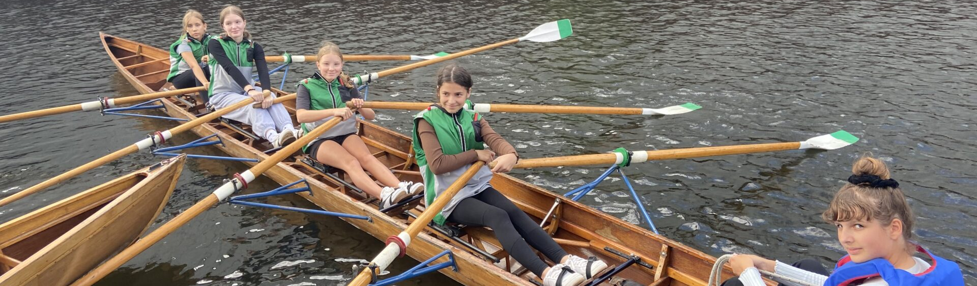 Im Vierer-Ruderboot auf der Elbe beim Anlegen im Hafen
