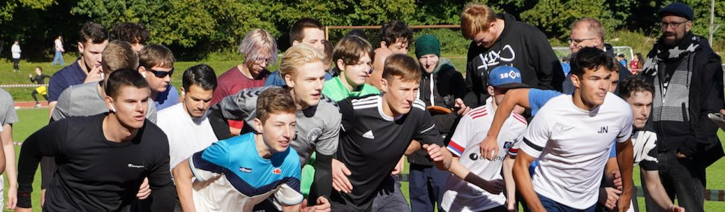 Mehrere Schüler beim 1000-m-Laufstart