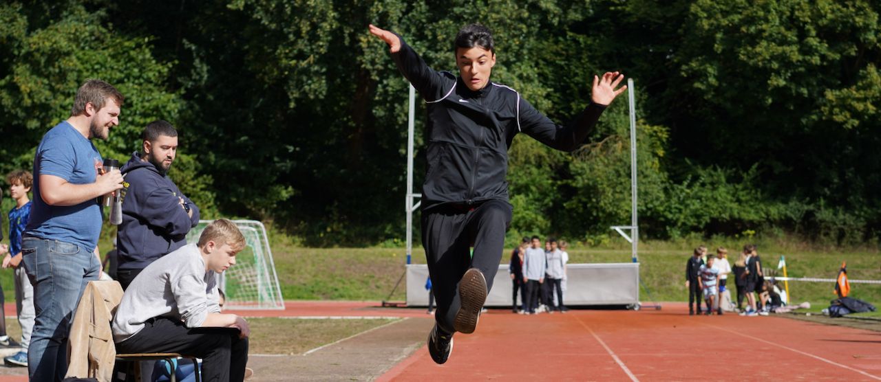 Schüler beim Weitsprung während des Sportfestes