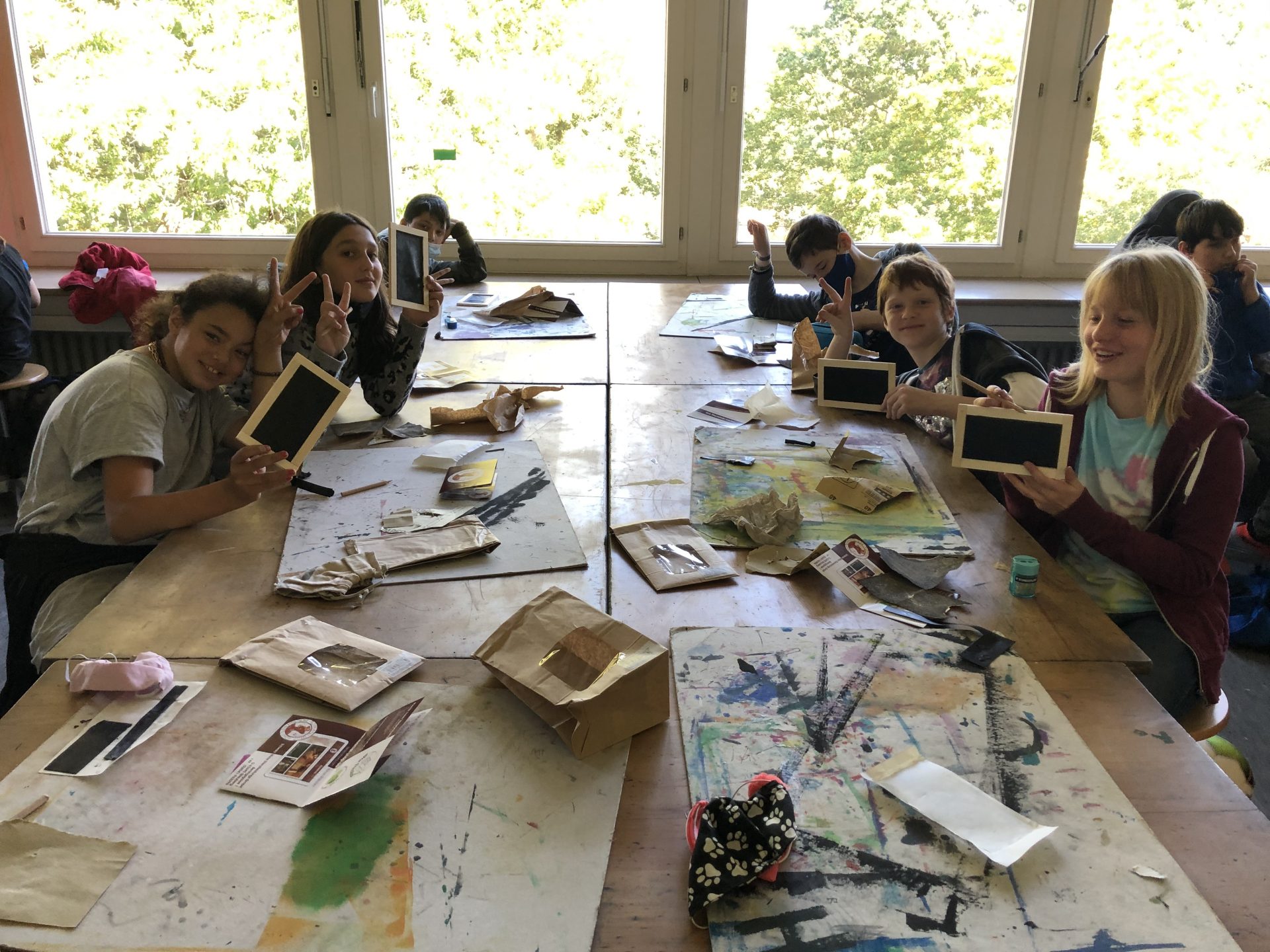 Eine Schülergruppe stellt Wachstäfelchen her