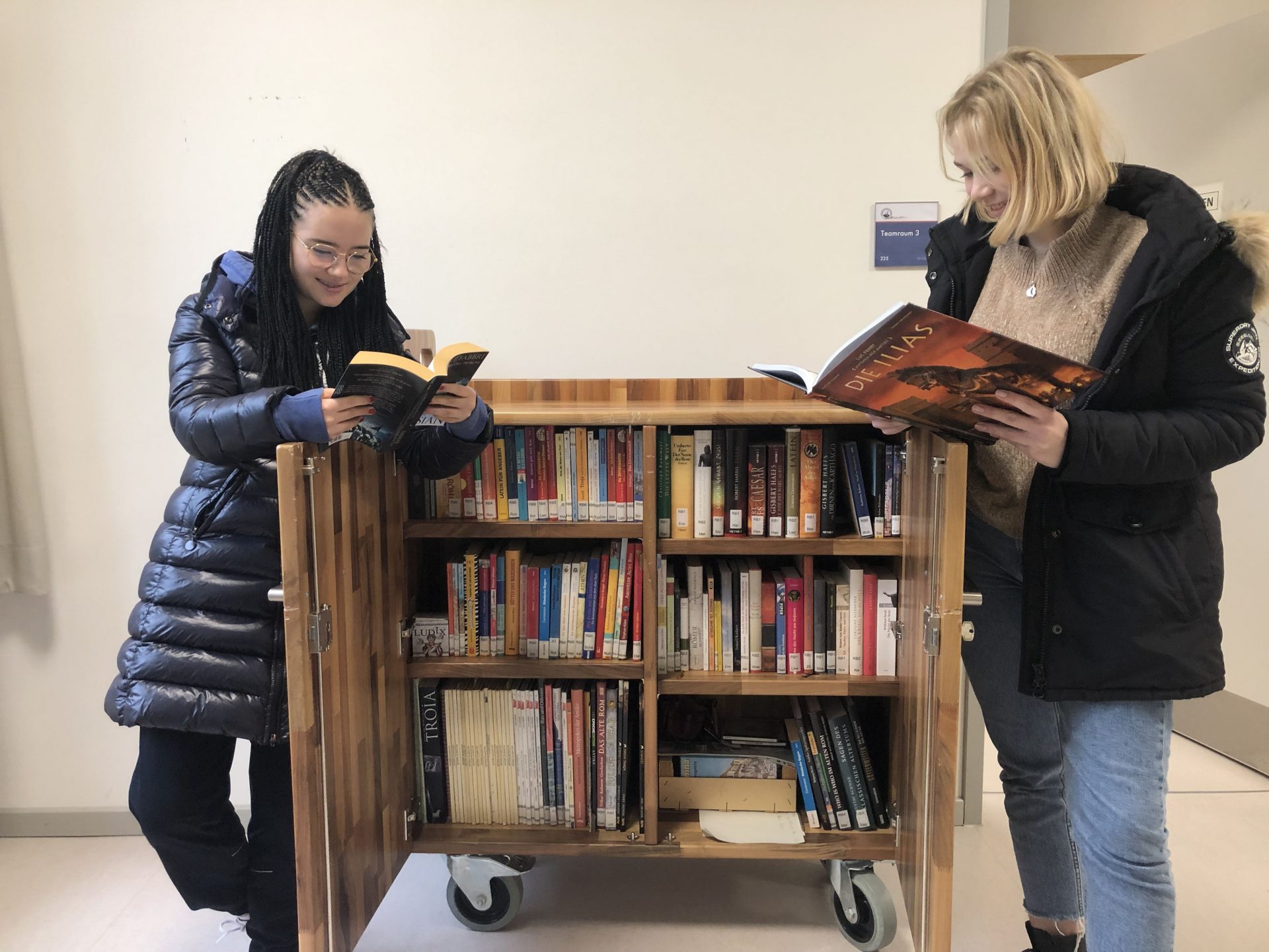 Zwei Schülerinnen mit der rollenden Latein-Bibliothek
