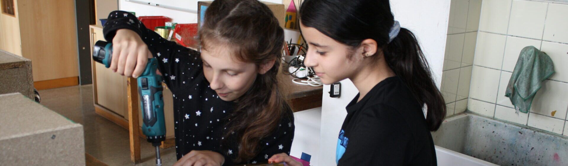 Zwei Fünftklässlerinnen beim Spindbau