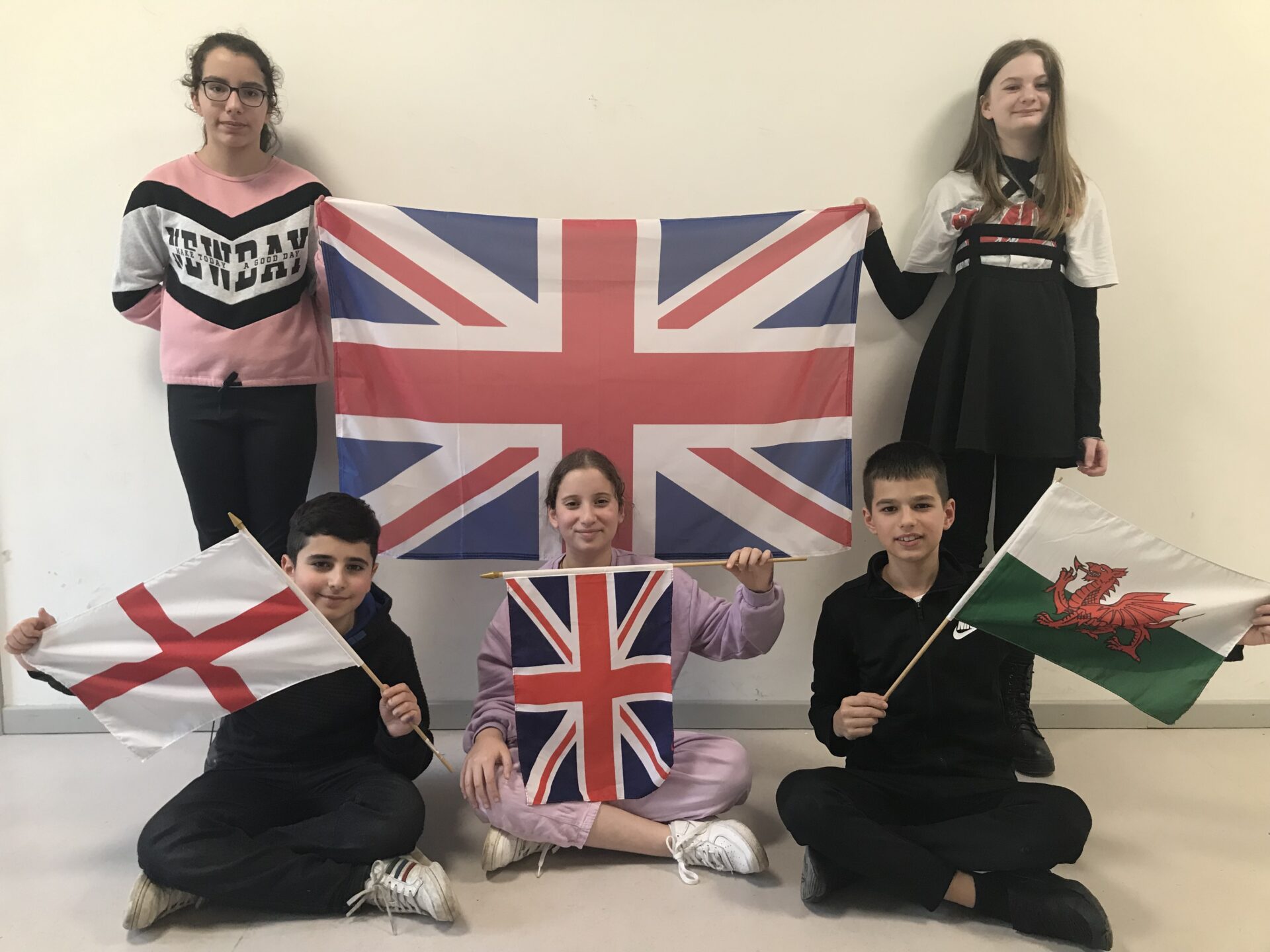 Eine Schülergruppe mit britischen Fahnen