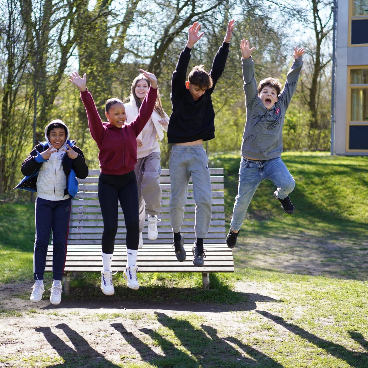Hochspringende Schülerinnen und Schüler
