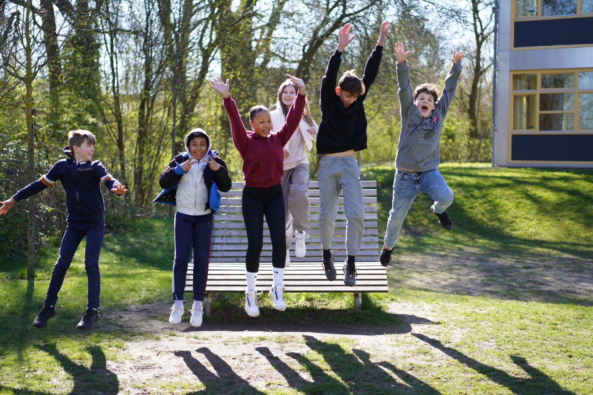 Hochspringende Schülerinnen und Schüler