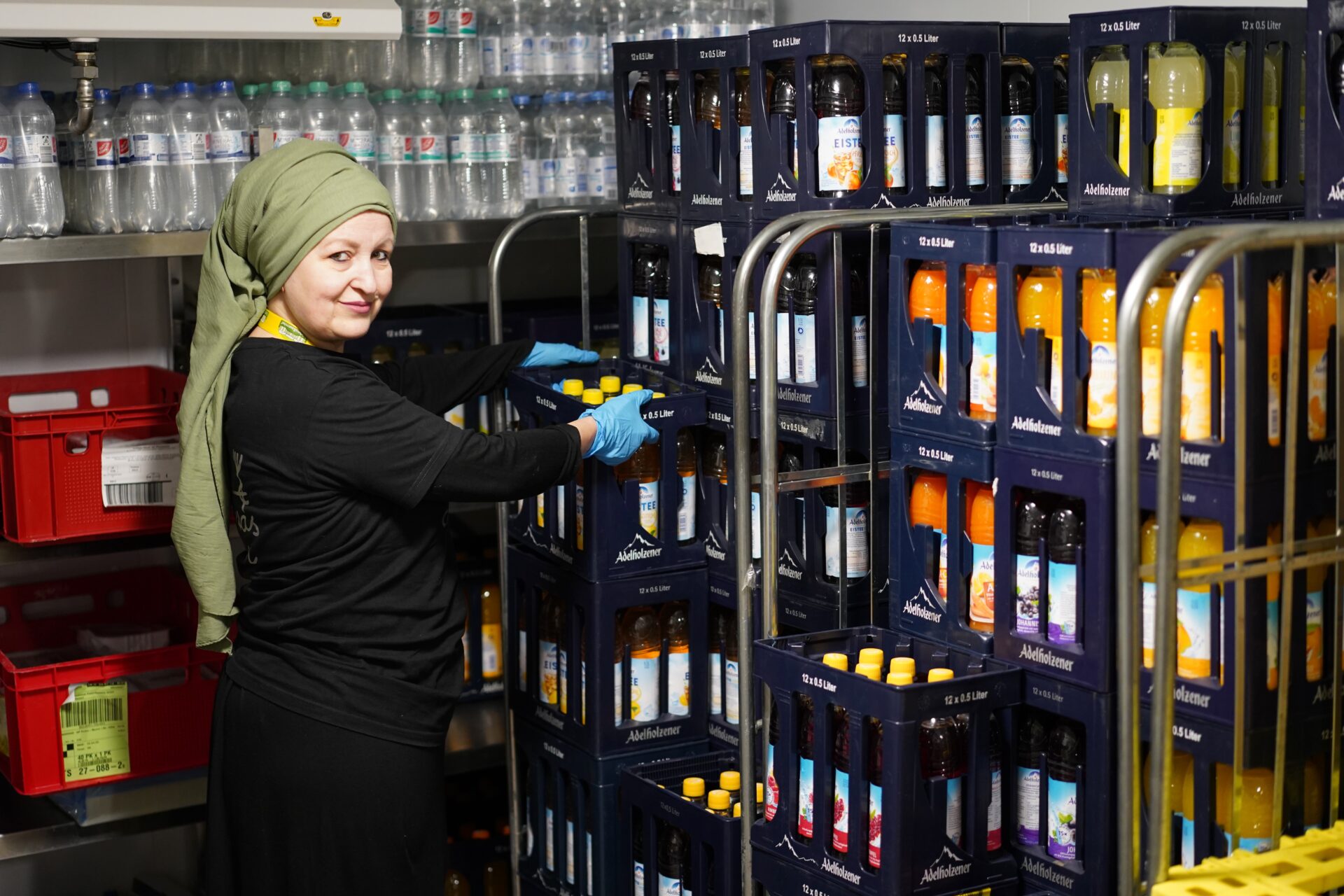 Die Essenswagen werden befüllt