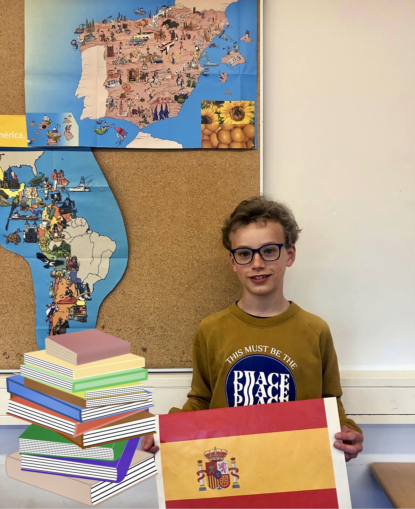Ein Schüler mit spanischer Flagge neben einem Bücherstapel vor Landkarten von Spanien und Südamerika