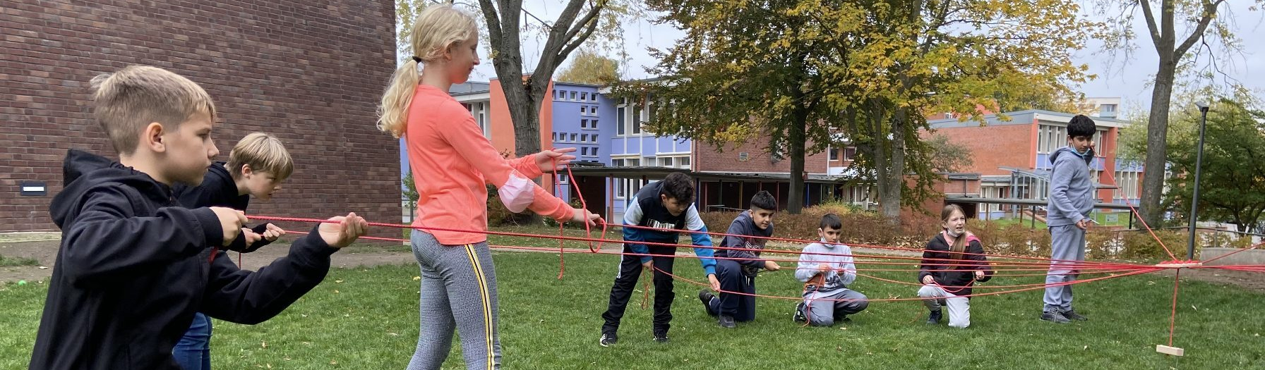 Eine Schülergruppe beim kooperativen Spiel