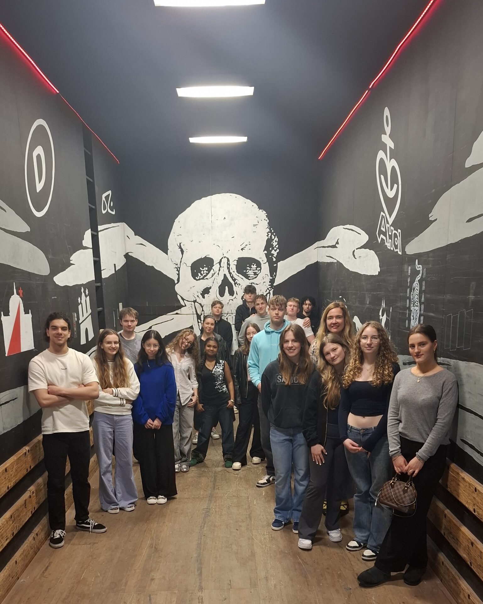 In den Lastenaufzug hinter der Bühne im Schauspielhaus passt schon mal ein ganzer Oberstufen-Theaterkurs hinein