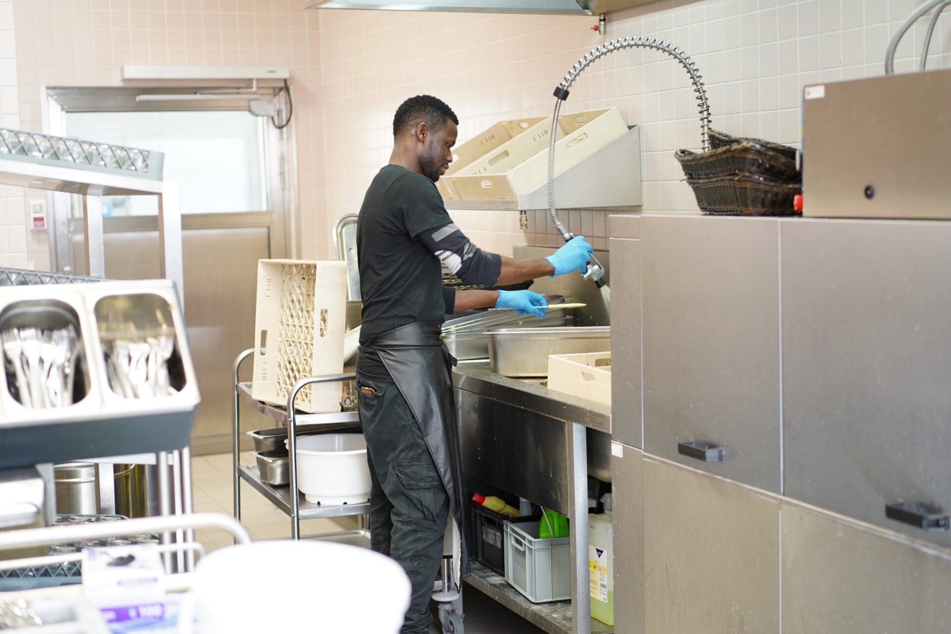 In der Küche muss auch abgewaschen werden