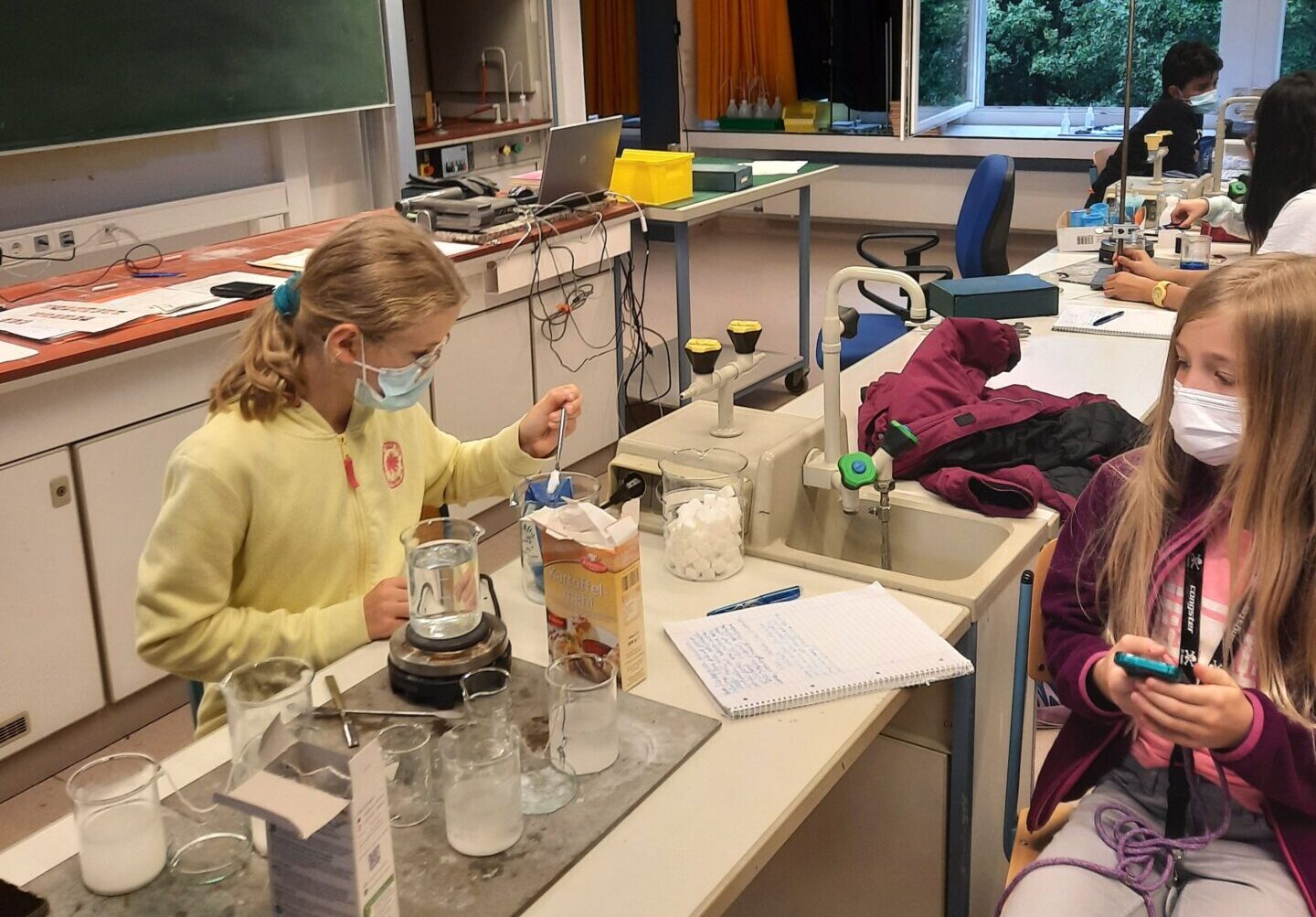 Zwei Schülerinnen im offenen Labor