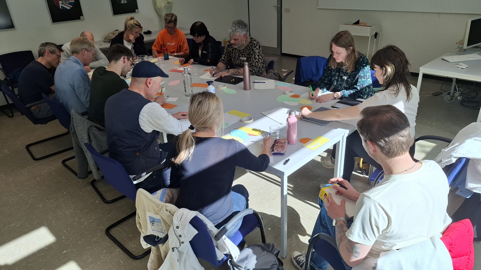 Lehrerinnen und Lehrer überlegen sich neue interessante Projekte für ihre SchülerInnen bei der TUSCH-Fortbildung