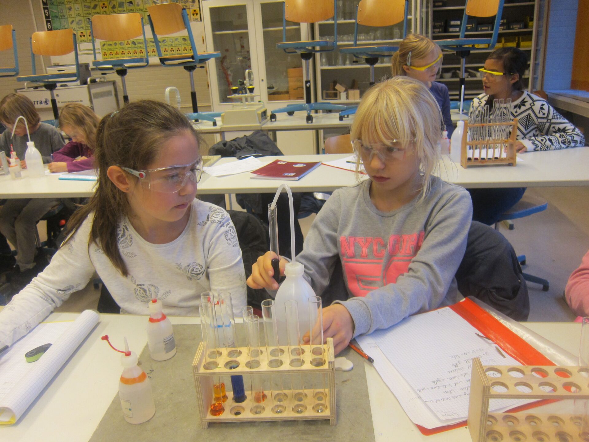 Zwei Grundschülerinnen beim naturwissenschaftlichen Experimentieren