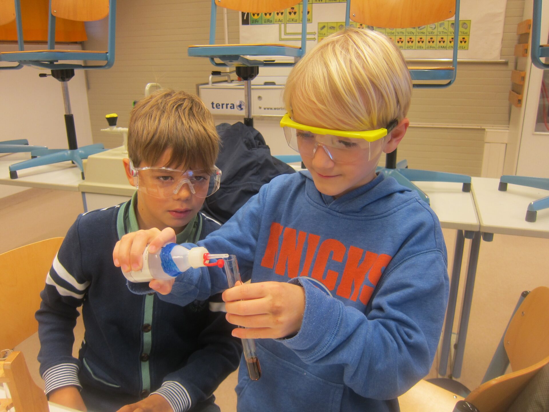 Zwei Grundschüler beim naturwissenschaftlichen Experimentieren