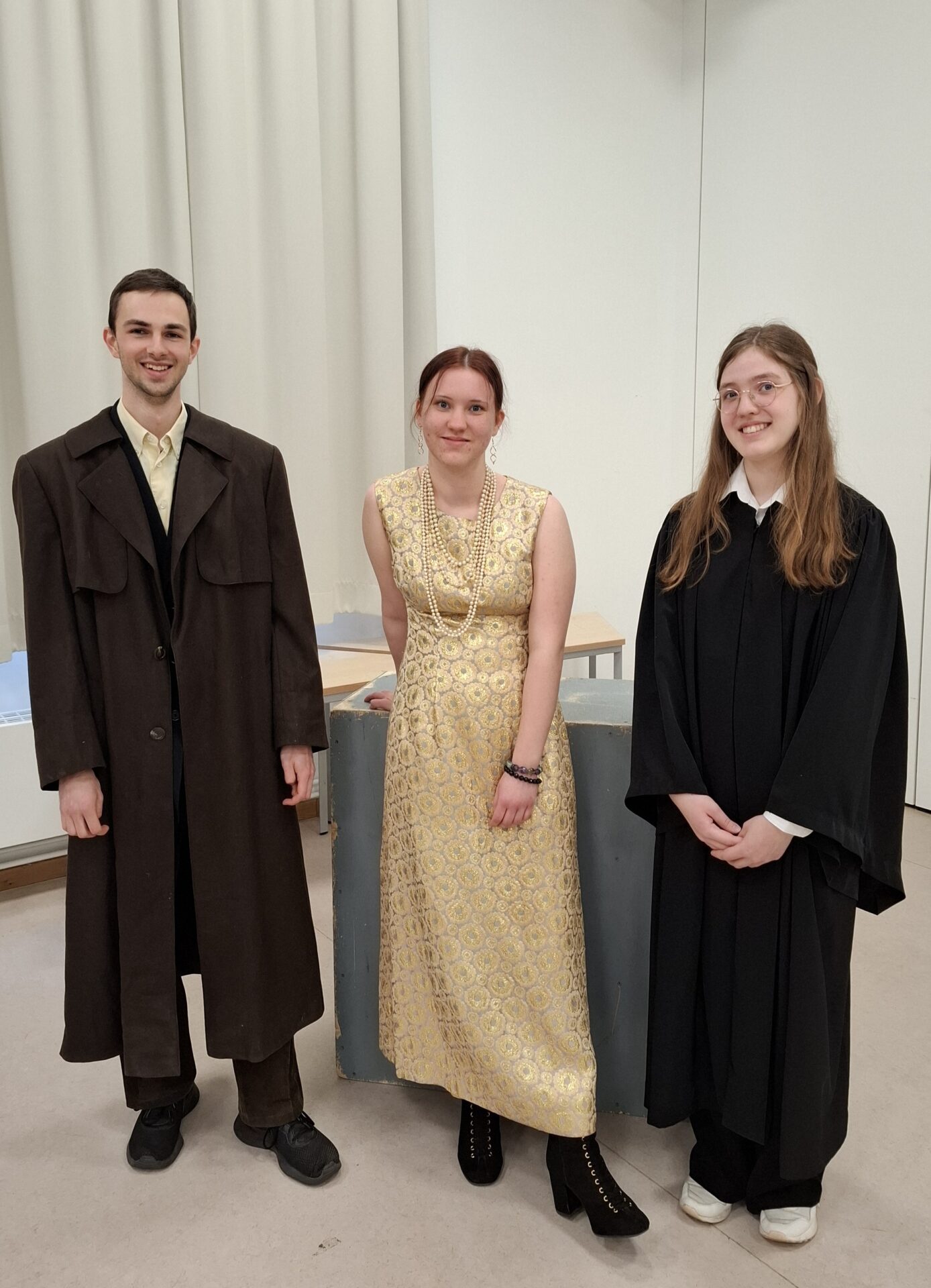 Sarah, Anna und Tim (alle S4) in ihren professionellen Kostümen aus dem