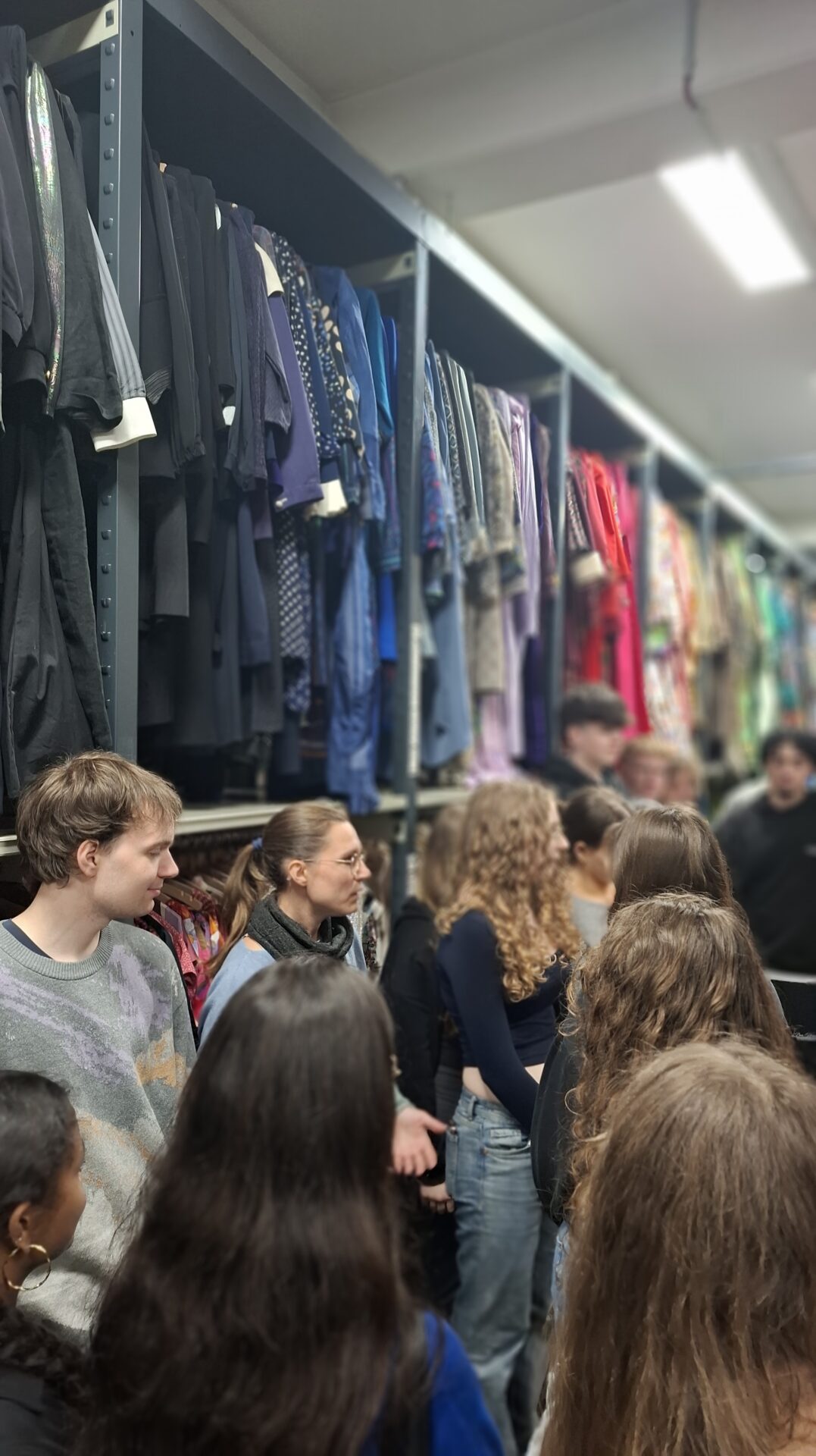 Tausende Kostüme aus vielen Jahrhunderten warten im Kostümfundus auf ihren Einsatz vielen werden auch maßangefertigt