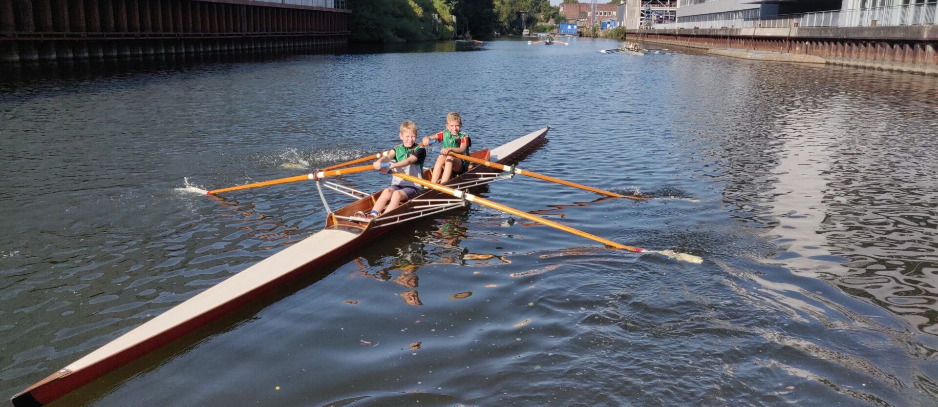 Zwei im Elbhafen rudernde Schüler
