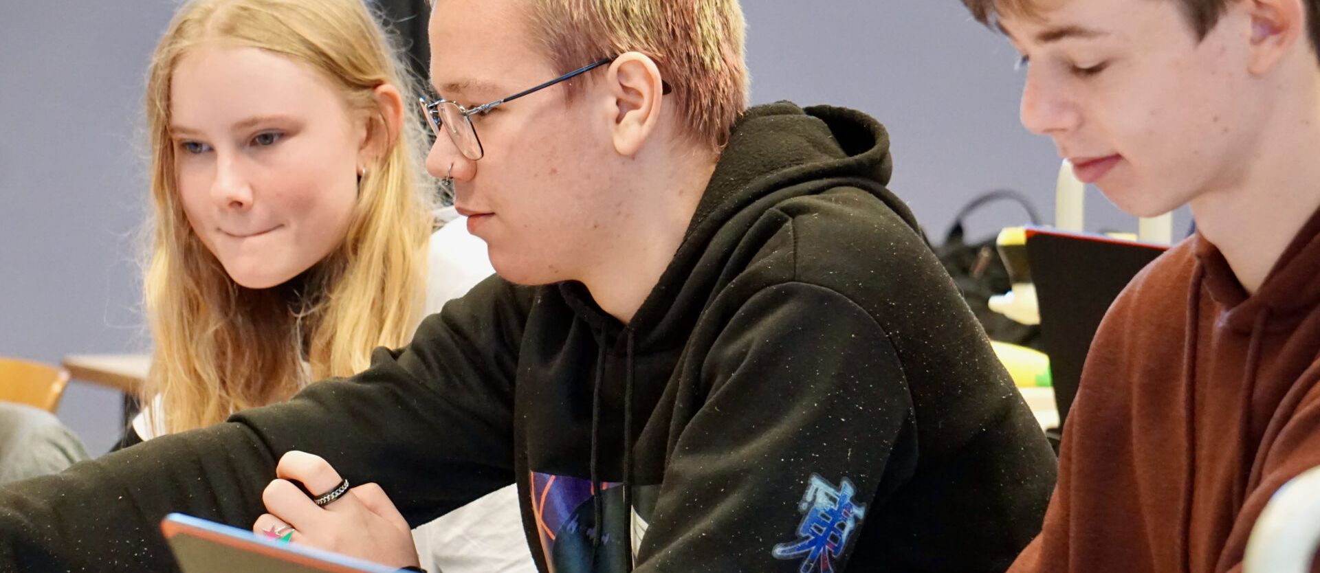 Drei Schüler am Laptop