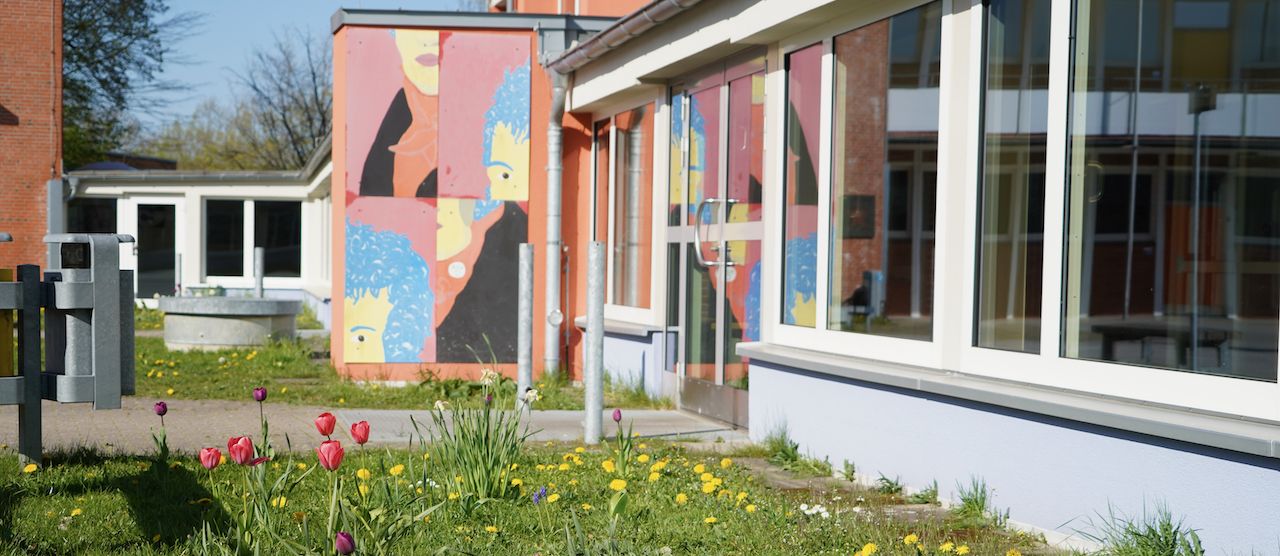 Frühlingswiese vor der Pausenhalle