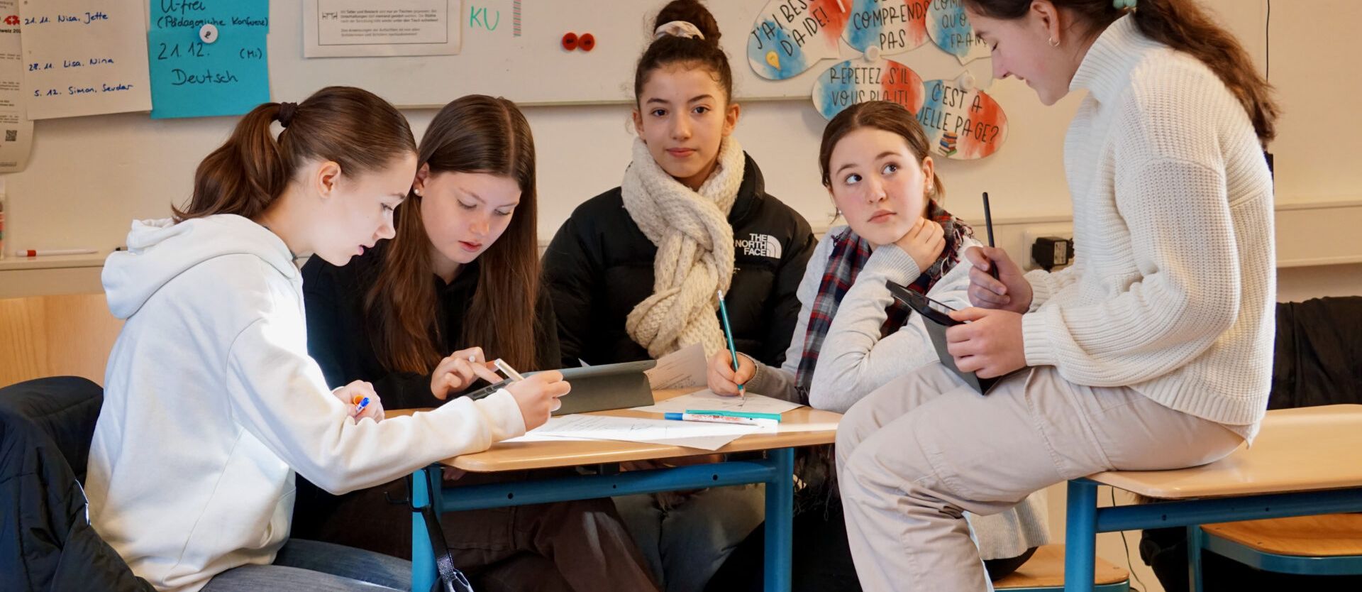 Fünf Schülerinnen bei einer Gruppenarbeit