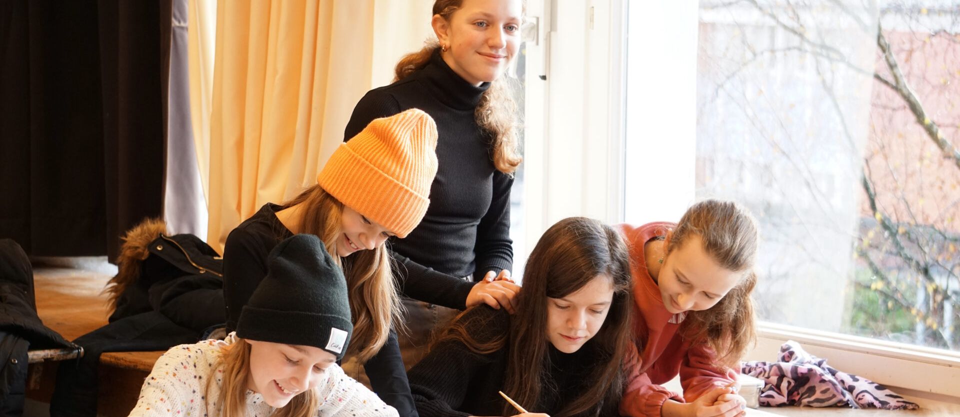 Fünf Schülerinnen im Kunstunterricht