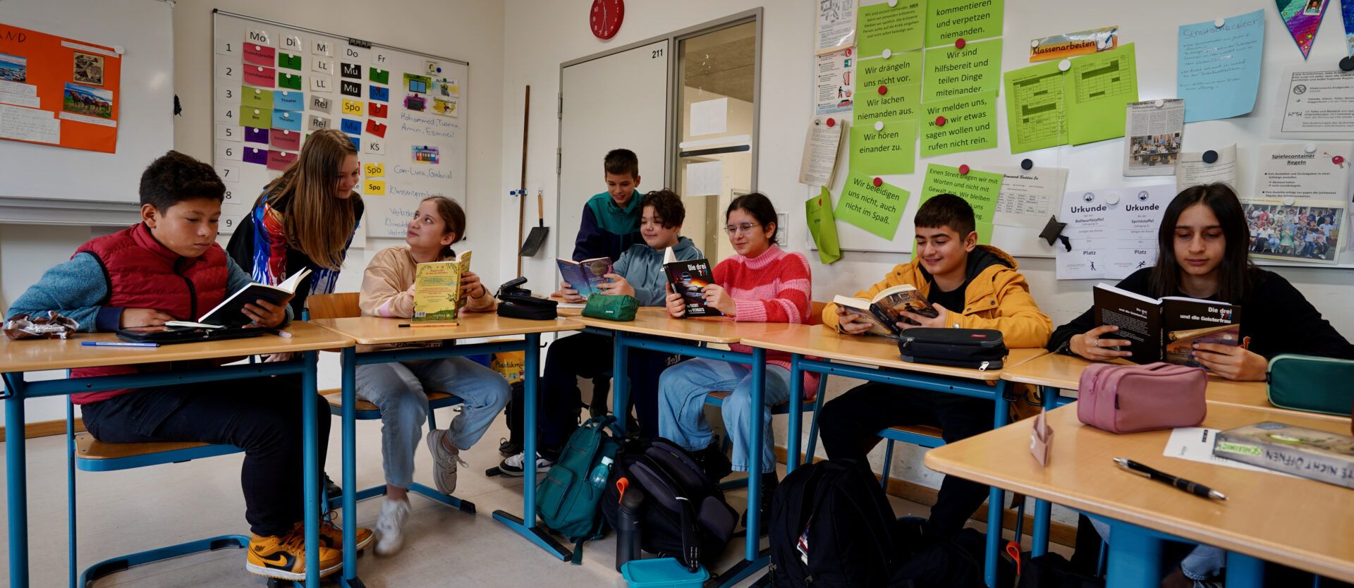 Lesende Schülerinnen und Schüler