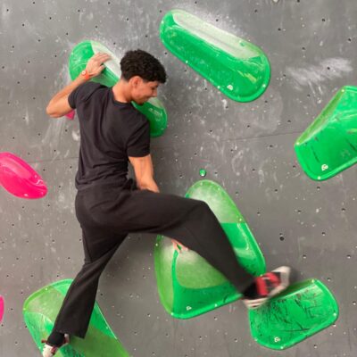 Schüler an einer Kletterwand